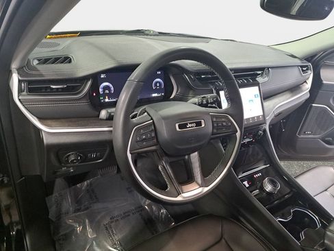 Certified 2023 Jeep Grand Cherokee Limited w/ Black Appearance Package image 17