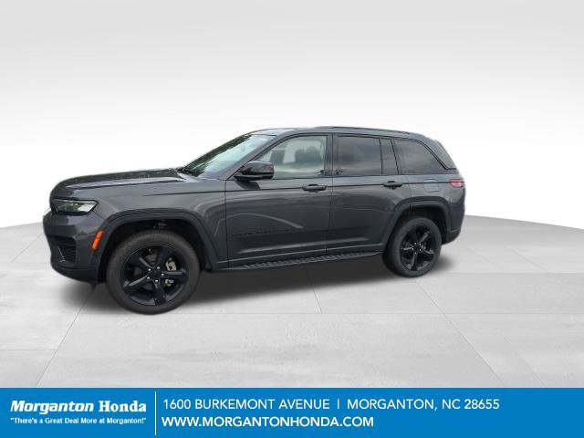 Used 2023 Jeep Grand Cherokee Altitude AWD/4WD image 2