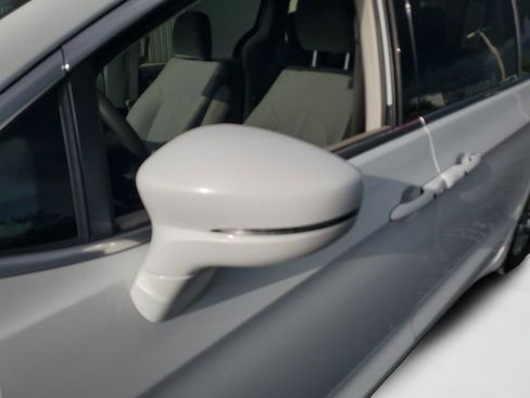 Used 2021 Chrysler Pacifica Touring FWD image 27