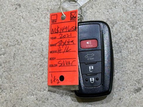 Used 2021 Toyota Highlander XLE AWD/4WD image 32