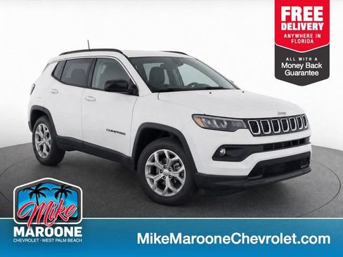 Used 2024 Jeep Compass Latitude AWD/4WD image 1