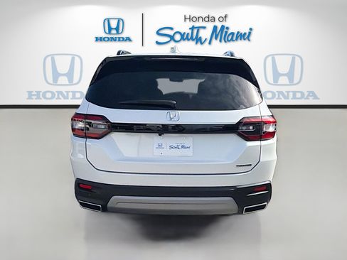 Used 2023 Honda Pilot Touring image 6