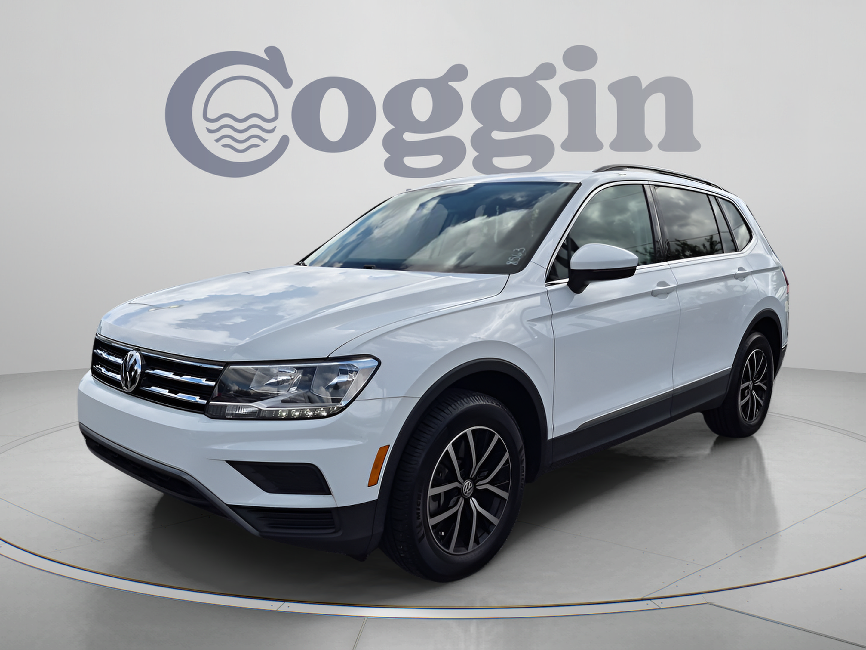 Used 2021 Volkswagen Tiguan SE w/ Panoramic Sunroof Package FWD image 2