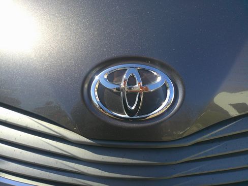 Used 2014 Toyota Sienna XLE image 3