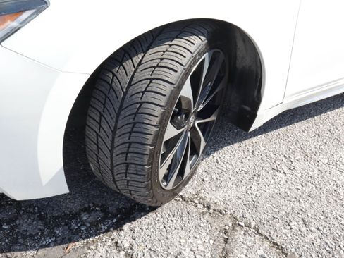 Used 2018 Nissan Maxima SR FWD image 16