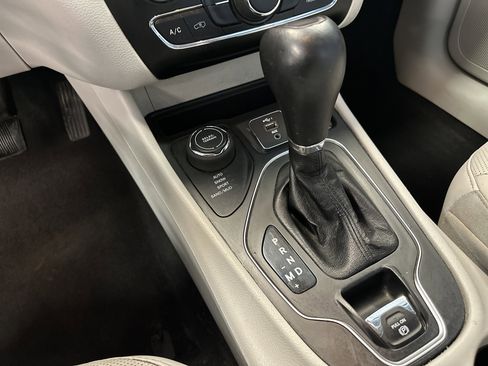 Used 2021 Jeep Cherokee Latitude Lux image 30