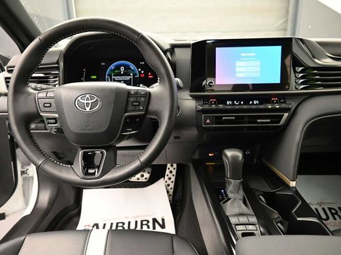 Used 2025 Toyota Camry SE w/ Convenience Package FWD image 16