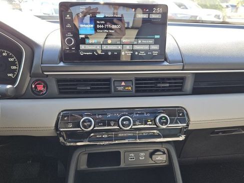 Used 2025 Honda Pilot Touring image 8