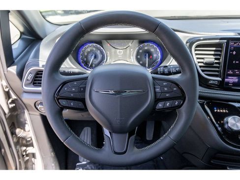 Used 2024 Chrysler Pacifica Touring FWD image 22