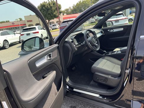 Certified 2025 Volvo XC40 B5 Core image 7