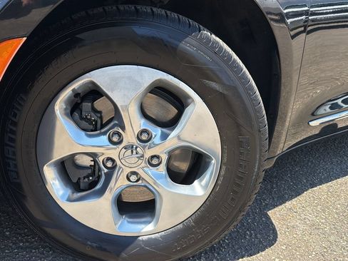 Used 2018 Chrysler Pacifica Limited w/ Advanced Safetytec Group FWD image 28