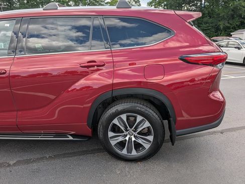 Used 2022 Toyota Highlander XLE AWD/4WD image 4