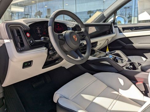 Used 2025 Porsche Cayenne image 4