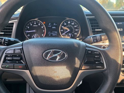 Used 2017 Hyundai Elantra SE image 12