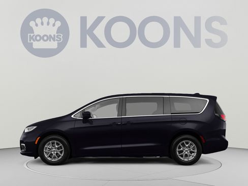 Used 2023 Chrysler Pacifica Touring-L FWD image 2