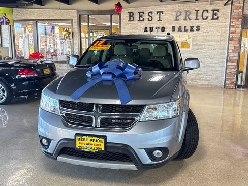 Used 2017 Dodge Journey SXT w/ Safe & Sound Group FWD image 2