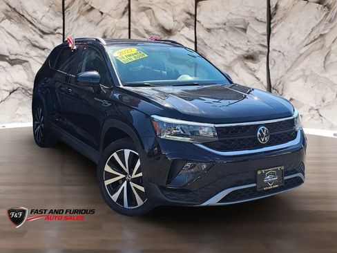 Used 2022 Volkswagen Taos SE FWD image 1
