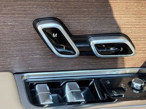 Used 2025 Land Rover Range Rover SE image 24