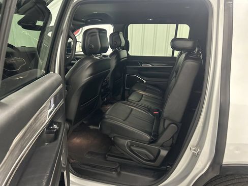 Used 2024 Jeep Wagoneer Series II w/ Flexible Seating Group AWD/4WD image 12