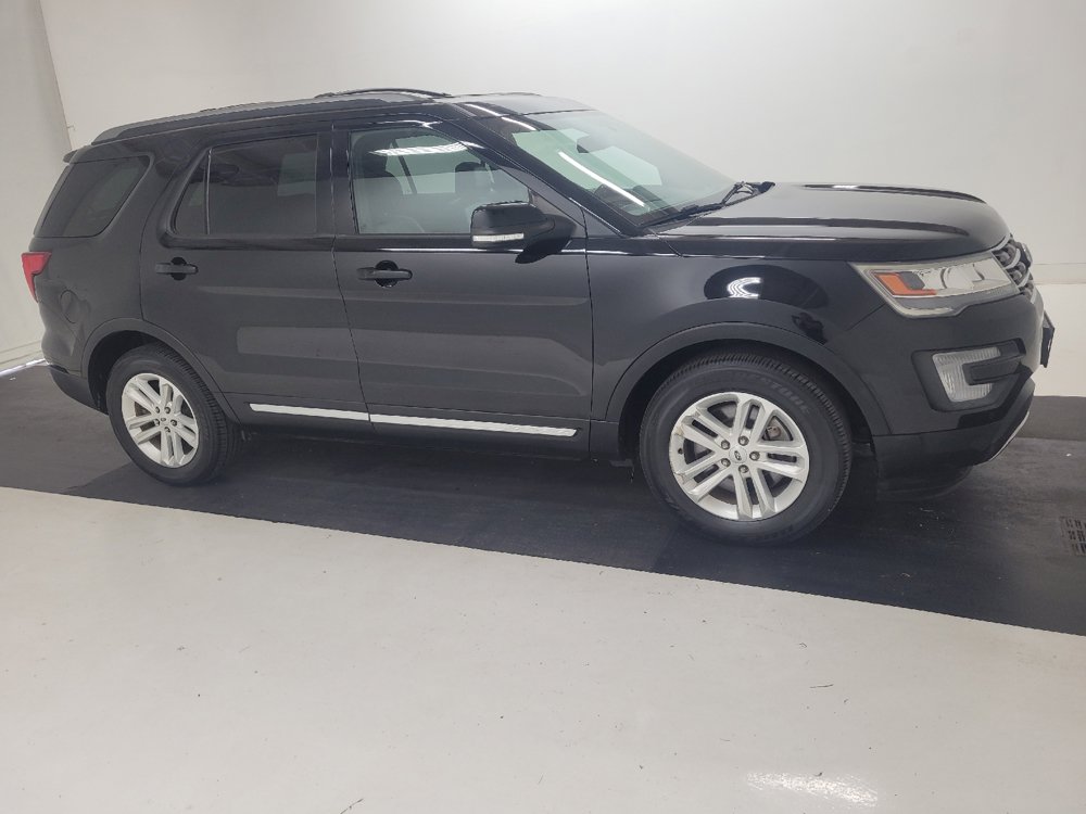 Used 2017 Ford Explorer XLT w/ Equipment Group 202A FWD image 11