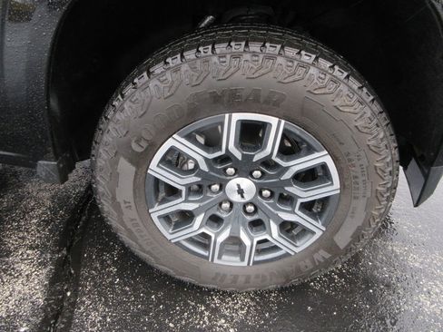 Used 2025 Chevrolet Colorado Z71 image 9