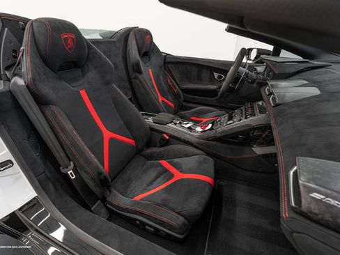 Used 2019 Lamborghini Huracan Performante AWD/4WD image 29