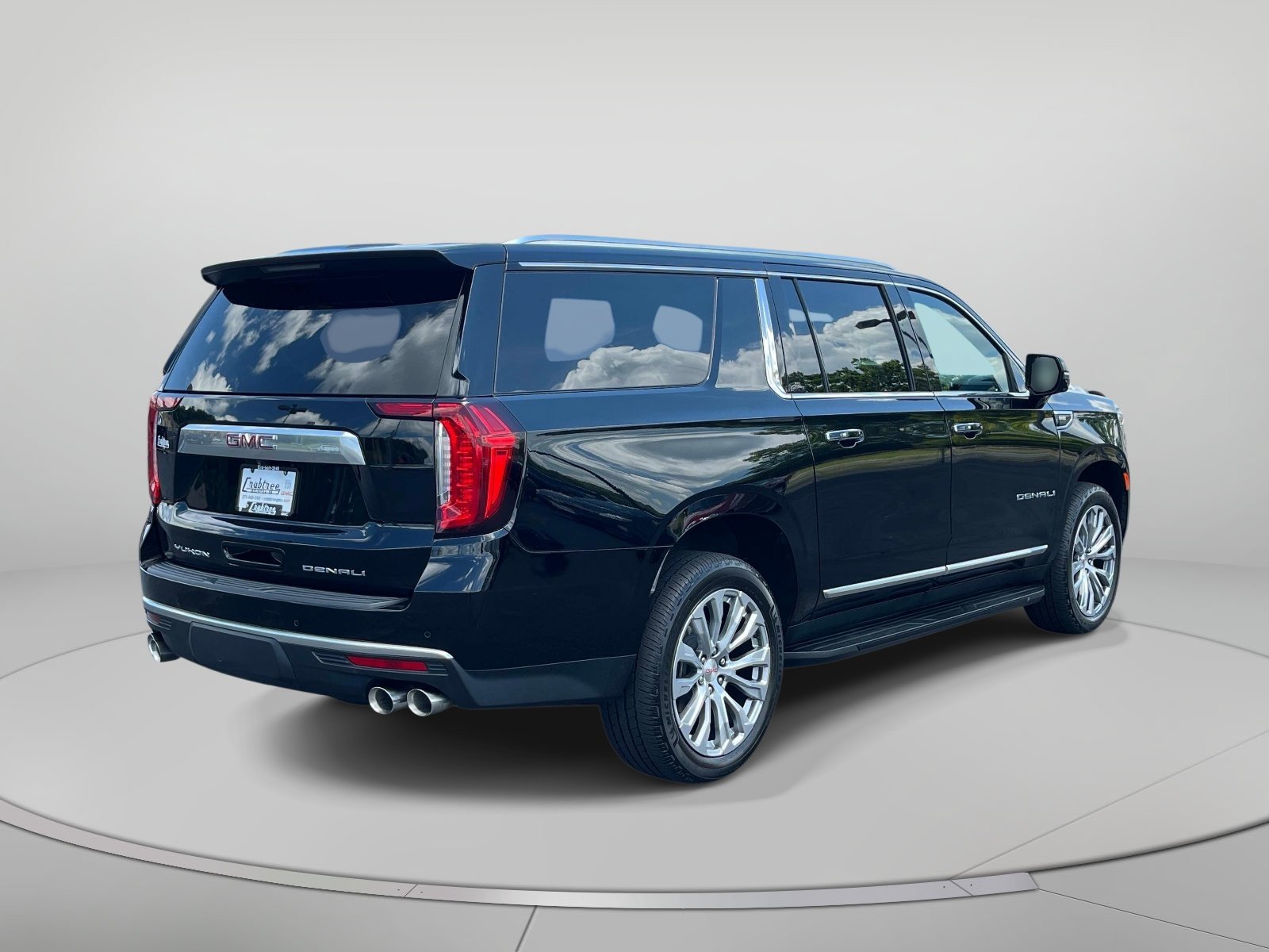 Used 2024 GMC Yukon XL Denali AWD/4WD image 3