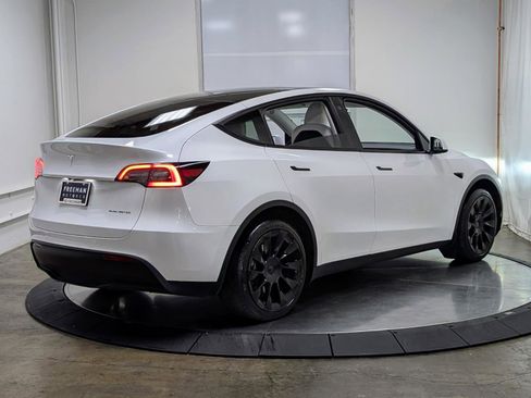 Used 2022 Tesla Model Y Long Range image 8
