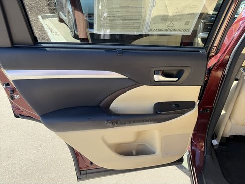 Used 2015 Toyota Highlander XLE AWD/4WD image 19