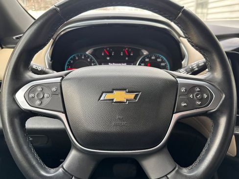 Used 2023 Chevrolet Traverse LT w/ Rear Camera Mirror Package image 24