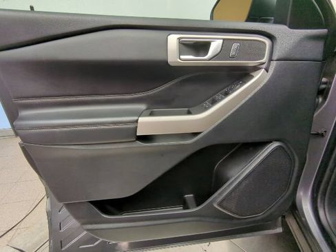 Used 2023 Ford Explorer XLT AWD/4WD image 16