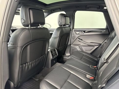 Certified 2025 Porsche Macan S AWD/4WD image 25