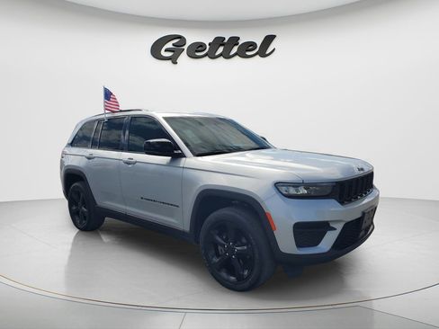 Used 2023 Jeep Grand Cherokee Altitude AWD/4WD image 3