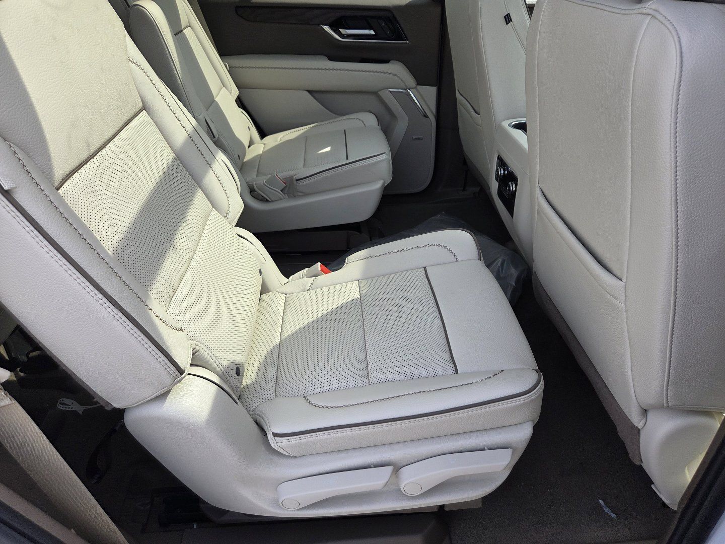 New 2026 GMC Yukon Denali w/ Sun & Power Step Package AWD/4WD image 25