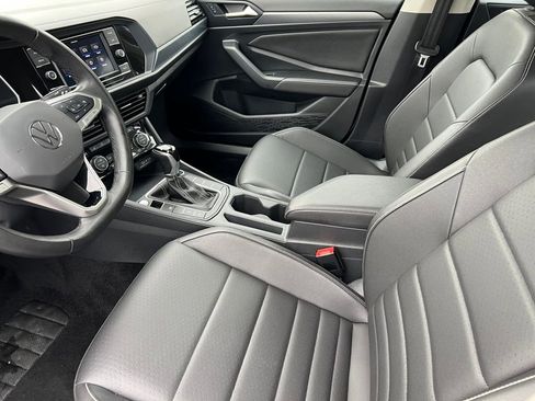 Used 2024 Volkswagen Jetta SE image 9