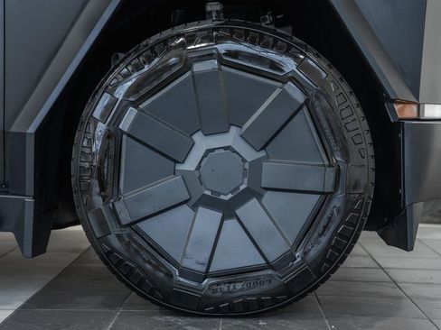 Used 2024 Tesla Cybertruck AWD Crew Cab image 23