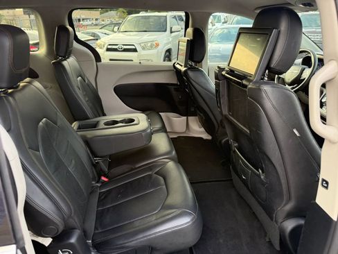Used 2017 Chrysler Pacifica Touring-L Plus FWD image 13