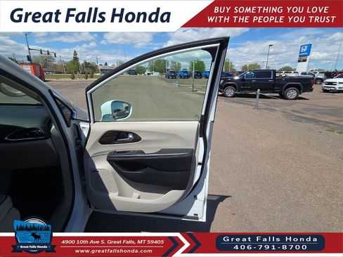 Used 2021 Chrysler Pacifica Limited w/ Premium & Safety Sphere Group AWD/4WD image 14