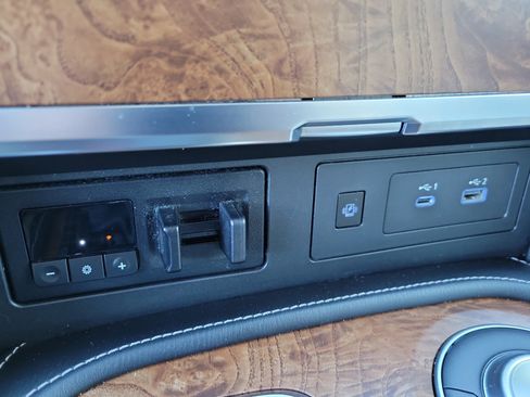 Used 2023 Nissan Armada SL w/ Captain's Chairs Package image 19