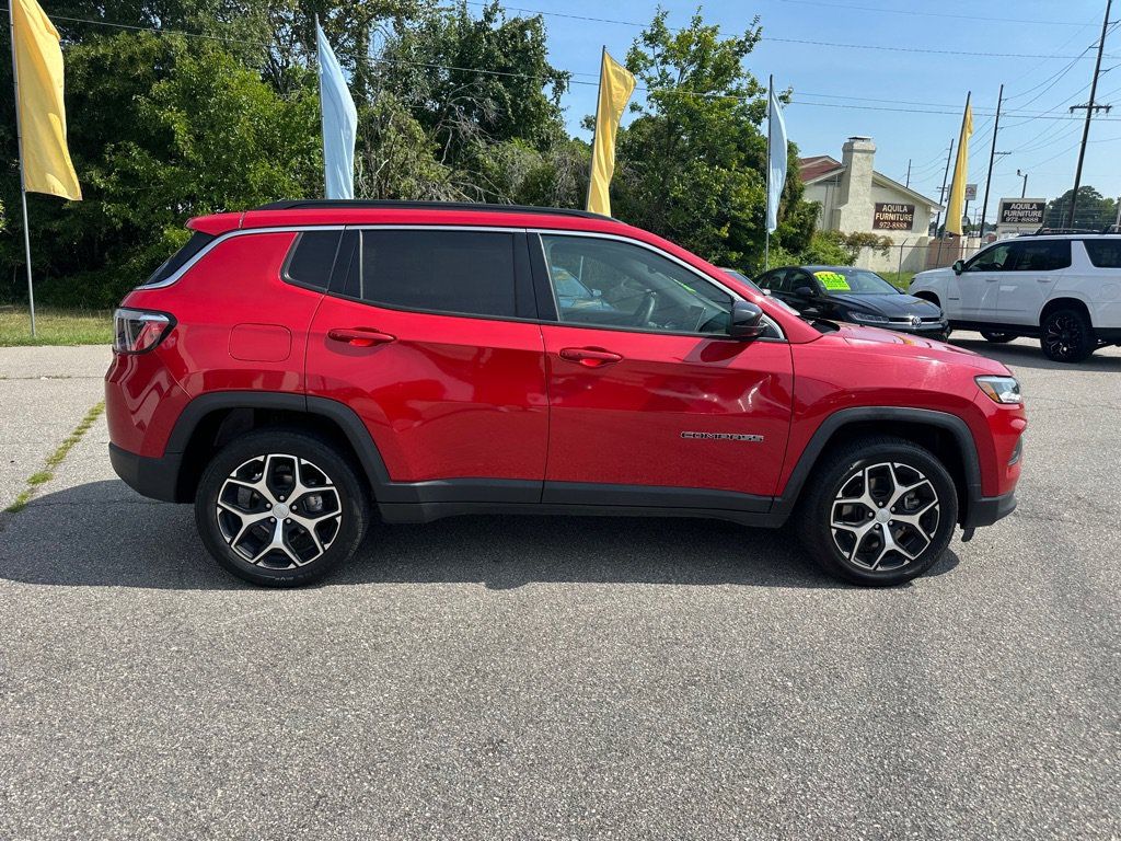 Used 2024 Jeep Compass Latitude AWD/4WD image 6