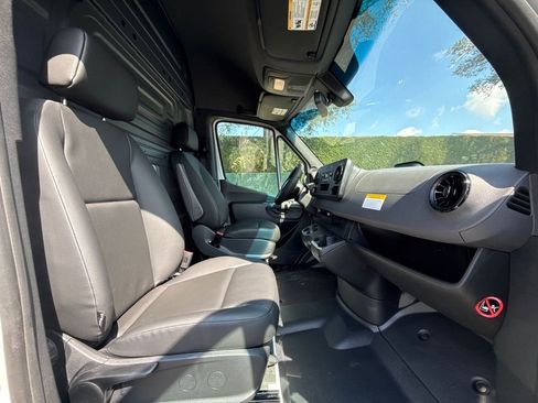 Used 2025 Mercedes-Benz Sprinter 2500 image 21