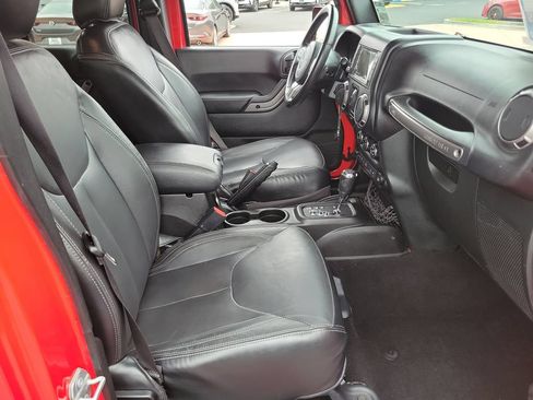 Used 2018 Jeep Wrangler Unlimited Sahara AWD/4WD image 17