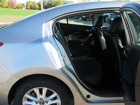 Used 2015 MAZDA MAZDA3 i Grand Touring image 16