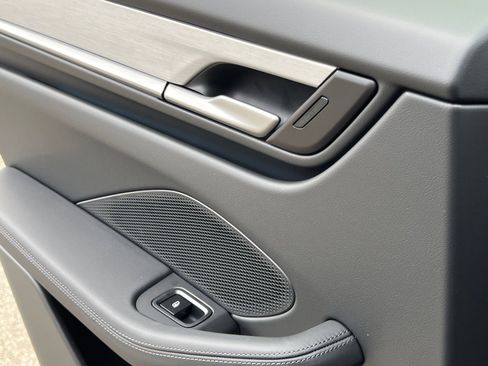 New 2026 Porsche Macan 4 Electric image 33