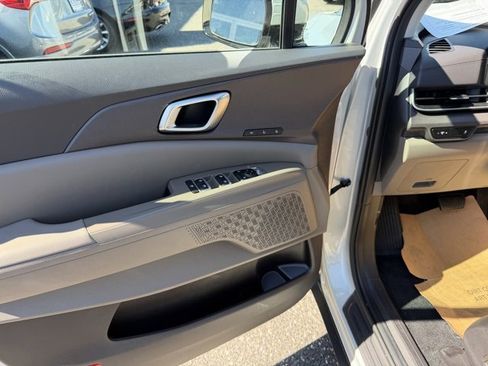 Certified 2025 Kia Carnival EX image 18
