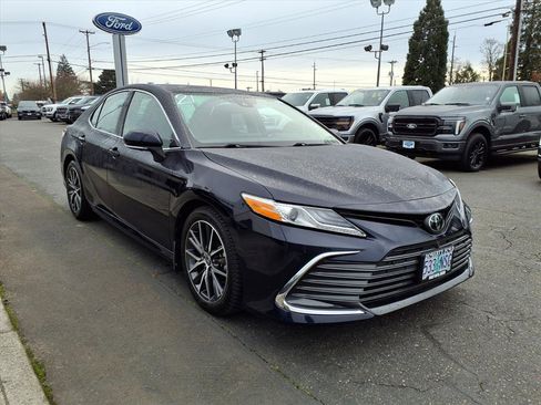 Used 2022 Toyota Camry XLE image 3