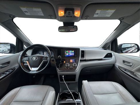 Used 2019 Toyota Sienna XLE FWD image 17