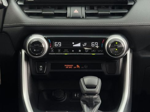Certified 2019 Toyota RAV4 LE AWD/4WD image 17