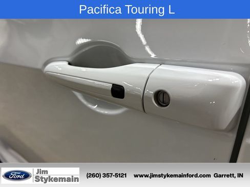 Used 2024 Chrysler Pacifica Touring-L FWD image 14