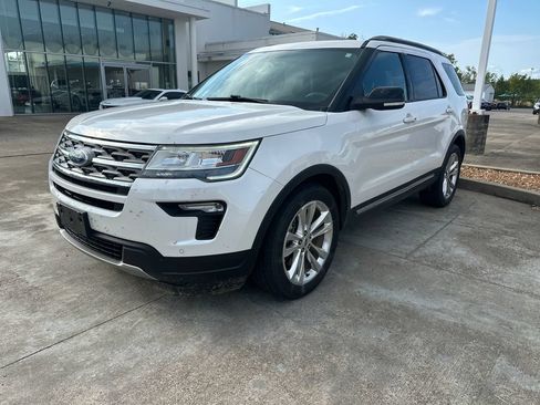 Used 2018 Ford Explorer XLT w/ Equipment Group 202A FWD image 1